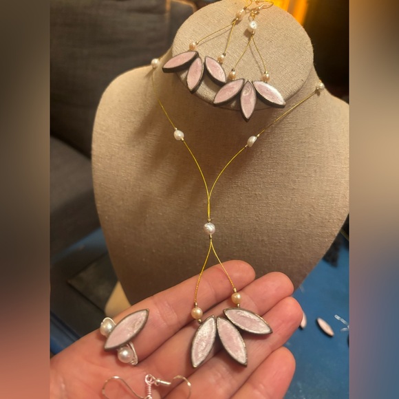 ARTISAN Hand Crafted Pink Acrylic and White Pearl Set Necklace Ring 2 Earrings - Picture 2 of 8